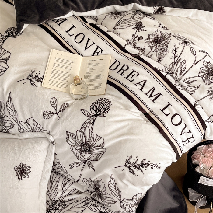 91家纺网 家纺一手货源 找家纺 启程家纺 2024新款A类牛奶绒轻奢大牌风四件套 黑白荷花