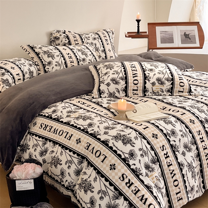 91家纺网 家纺一手货源 找家纺 启程家纺 2024新款A类牛奶绒轻奢大牌风四件套 横条字母荷花