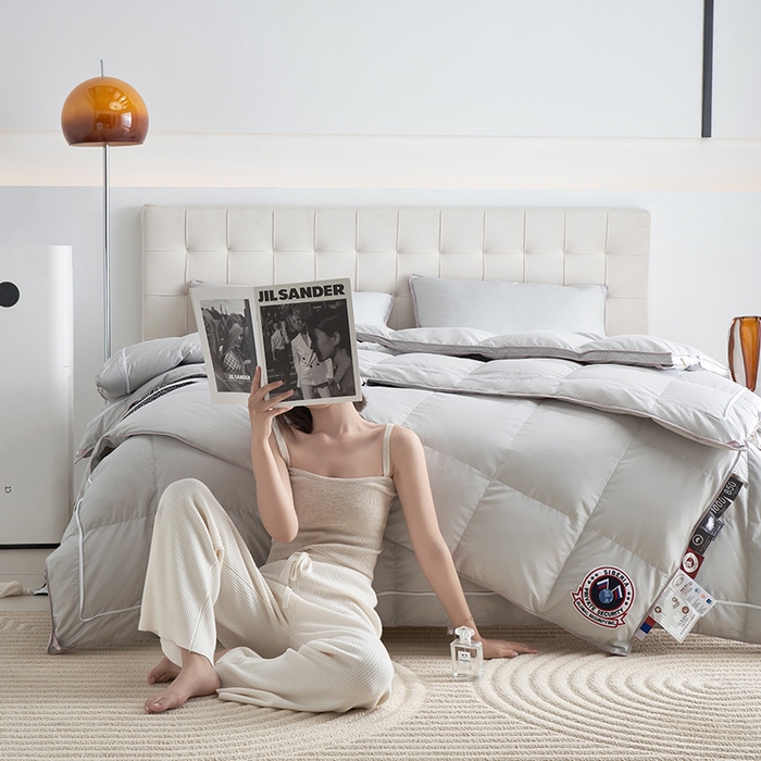 91家纺网 家纺一手货源 找家纺 （总）岚司羽 2024新款全棉95%优质白鹅绒抗菌子母被--模特