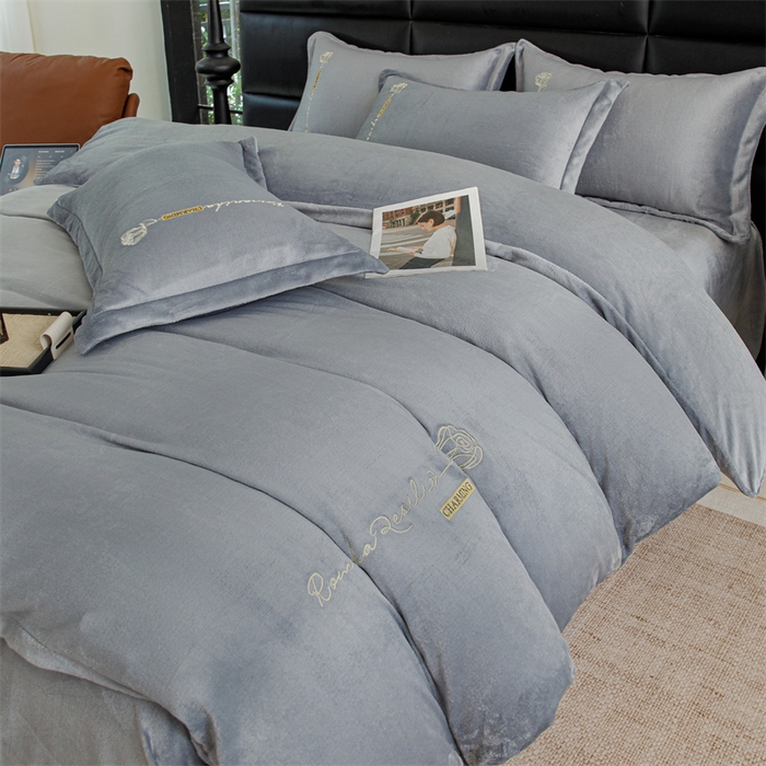 91家纺网 家纺一手货源 找家纺 神州川 2024直播爆款高克重保暖加厚纯色刺绣牛奶绒四件套-遇见-浅灰