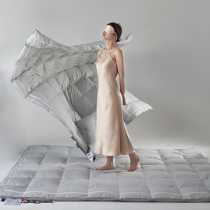 91家纺网 家纺一手货源 找家纺 （总）岚司羽 2024新款全棉95%优质白鹅绒抗菌子母被--模特