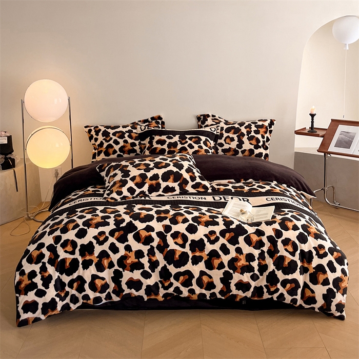 91家纺网 家纺一手货源 找家纺 启程家纺 2024新款A类牛奶绒轻奢大牌风四件套 字母豹纹