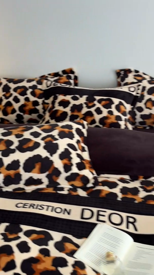 91家纺网 家纺一手货源 找家纺 启程家纺 2024新款A类牛奶绒轻奢大牌风四件套 字母豹纹