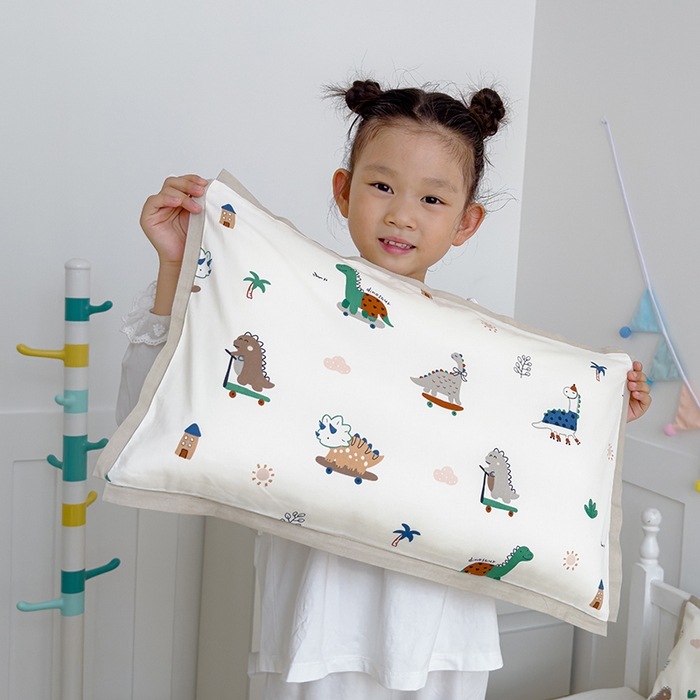 91家纺网 家纺一手货源 找家纺 2024新款A类133x72铂金全棉枕套枕头枕芯七彩童年系列 枕套+枕芯-棚拍图 恐龙印记