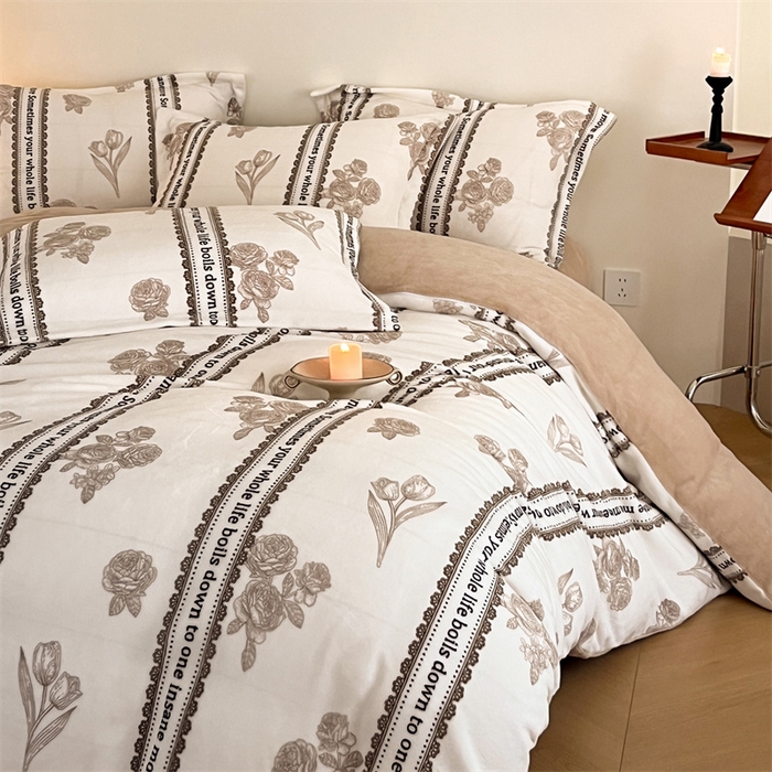 91家纺网 家纺一手货源 找家纺 启程家纺 2024新款A类牛奶绒轻奢大牌风四件套 花边字母花朵