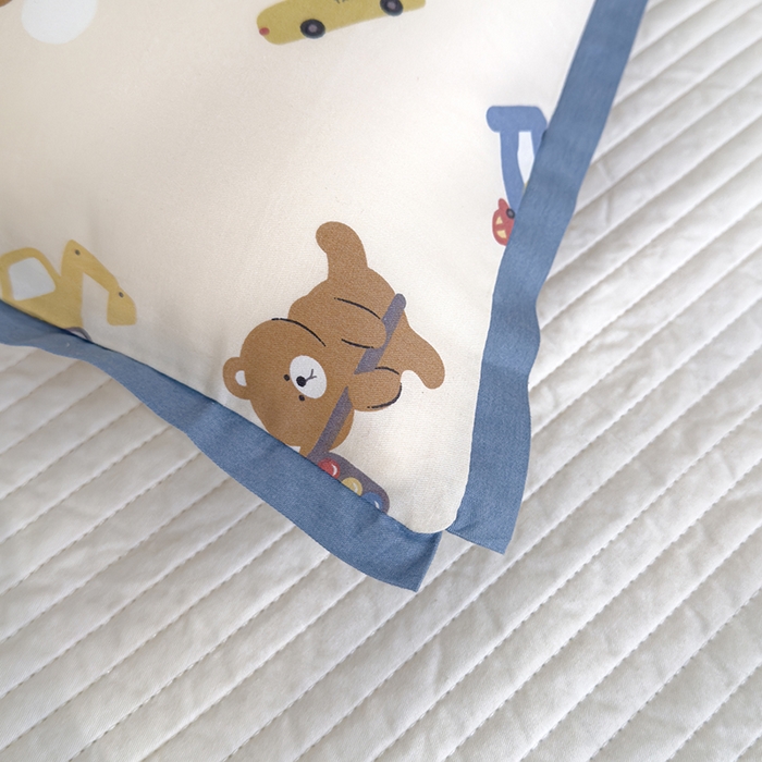 91家纺网 家纺一手货源 找家纺 2024新款A类133x72铂金全棉枕套枕头枕芯七彩童年系列 枕套+枕芯-棚拍图 熊熊旅行记