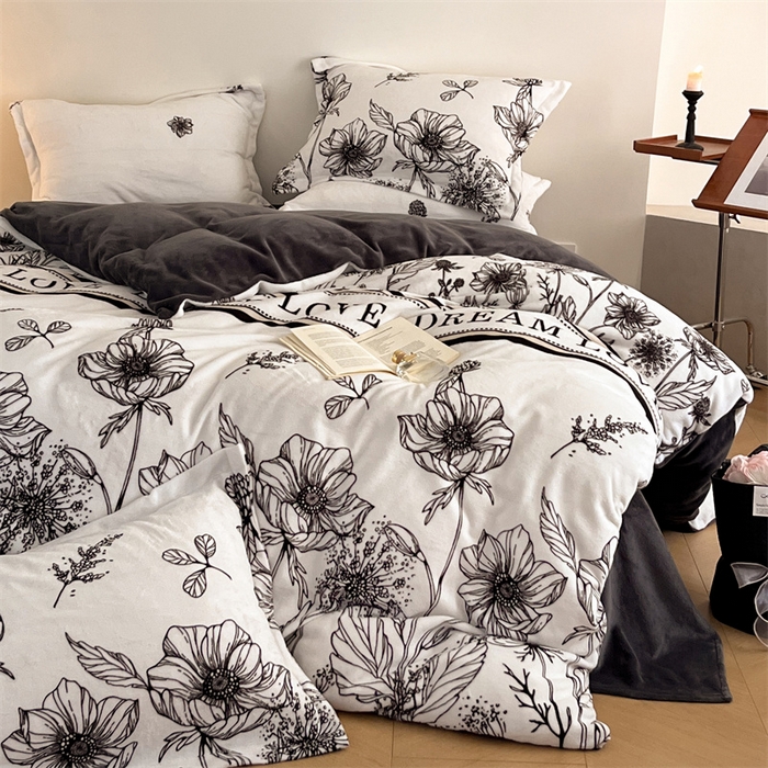 91家纺网 家纺一手货源 找家纺 启程家纺 2024新款A类牛奶绒轻奢大牌风四件套 黑白荷花