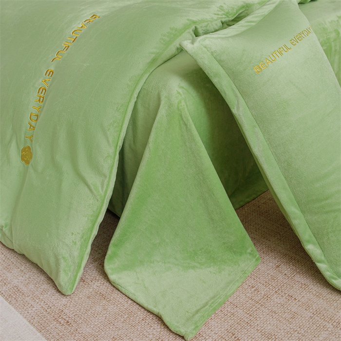 91家纺网 家纺一手货源 找家纺 神州川 2024直播爆款高克重保暖加厚纯色刺绣牛奶绒四件套- 邂逅-果绿