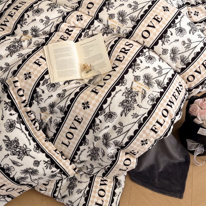 91家纺网 家纺一手货源 找家纺 启程家纺 2024新款A类牛奶绒轻奢大牌风四件套 横条字母荷花