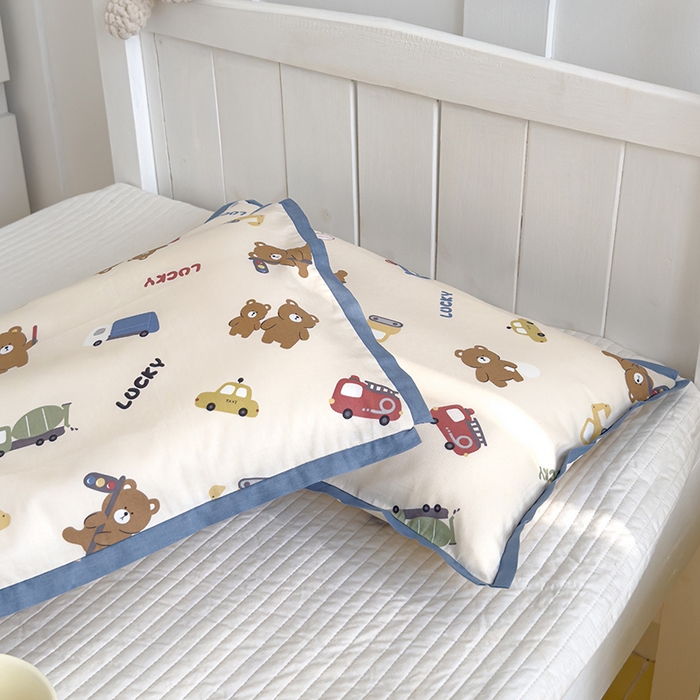 91家纺网 家纺一手货源 找家纺 2024新款A类133x72铂金全棉枕套枕头枕芯七彩童年系列 枕套+枕芯-棚拍图 熊熊旅行记