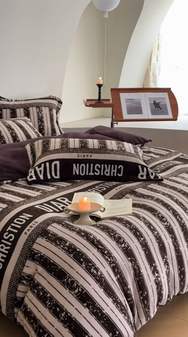 91家纺网 家纺一手货源 找家纺 启程家纺 2024新款A类牛奶绒轻奢大牌风四件套 泥点字母