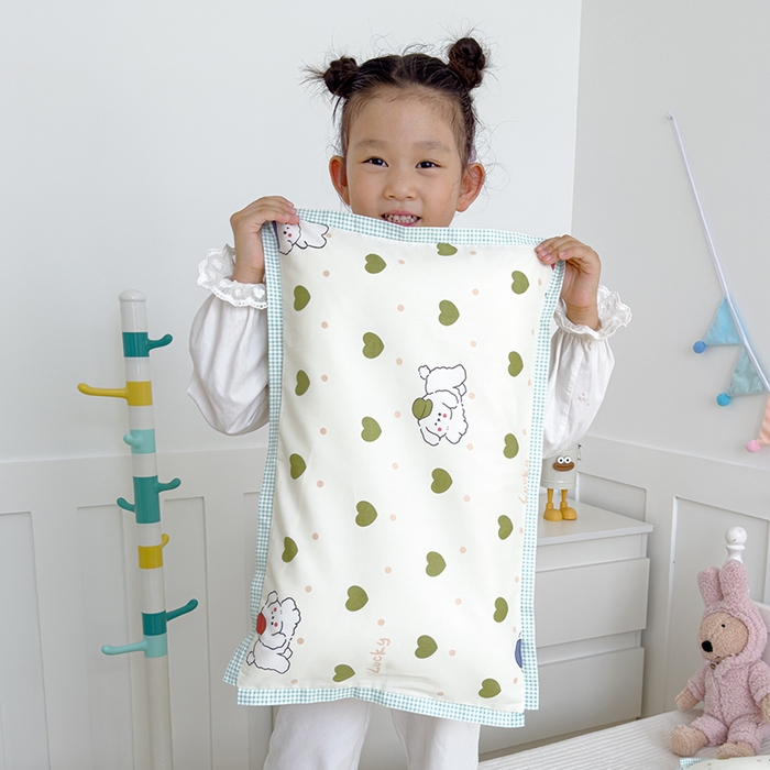 91家纺网 家纺一手货源 找家纺 2024新款A类133x72铂金全棉枕套枕头枕芯七彩童年系列 枕套+枕芯-棚拍图 嘟嘟狗