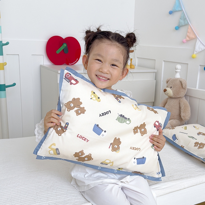 91家纺网 家纺一手货源 找家纺 2024新款A类133x72铂金全棉枕套枕头枕芯七彩童年系列 枕套+枕芯-棚拍图 熊熊旅行记