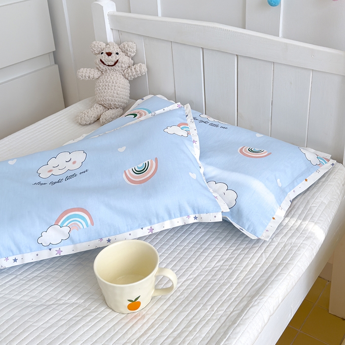 91家纺网 家纺一手货源 找家纺 2024新款A类133x72铂金全棉枕套枕头枕芯七彩童年系列 枕套+枕芯-棚拍图 彩云之巅