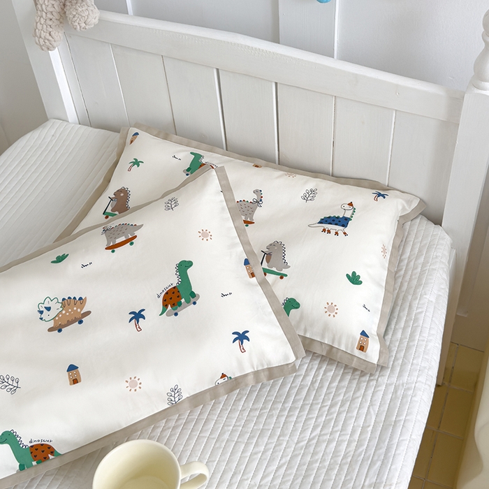 91家纺网 家纺一手货源 找家纺 2024新款A类133x72铂金全棉枕套枕头枕芯七彩童年系列 枕套+枕芯-棚拍图 恐龙印记