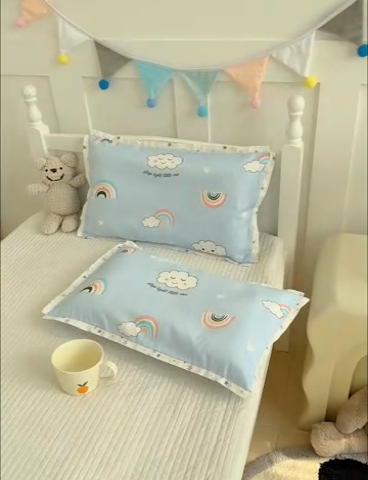 91家纺网 家纺一手货源 找家纺 2024新款A类133x72铂金全棉枕套枕头枕芯七彩童年系列 枕套+枕芯-棚拍图 彩云之巅