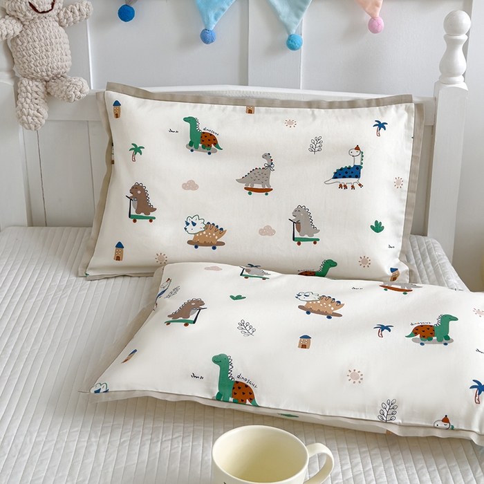 91家纺网 家纺一手货源 找家纺 2024新款A类133x72铂金全棉枕套枕头枕芯七彩童年系列 枕套+枕芯-棚拍图 恐龙印记