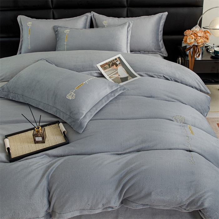 91家纺网 家纺一手货源 找家纺 神州川 2024直播爆款高克重保暖加厚纯色刺绣牛奶绒四件套-遇见-浅灰