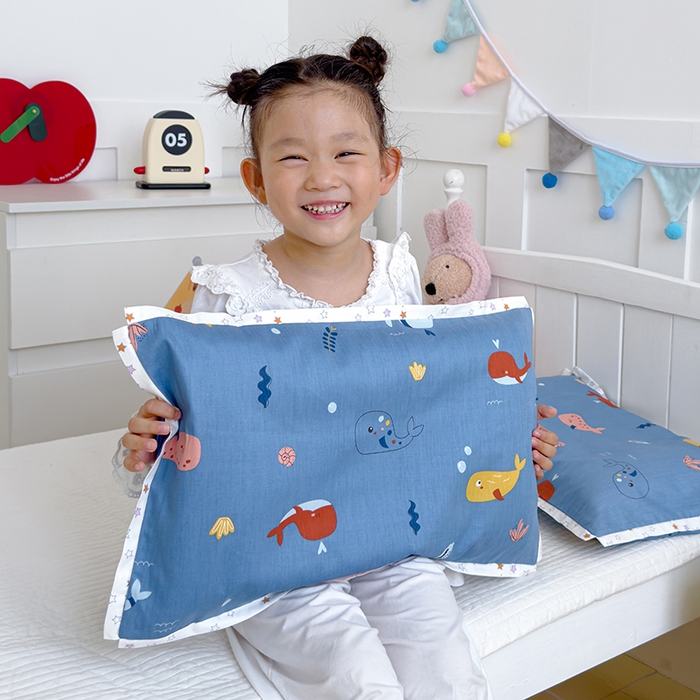 91家纺网 家纺一手货源 找家纺 2024新款A类133x72铂金全棉枕套枕头枕芯七彩童年系列 枕套+枕芯-棚拍图 小鲸鱼