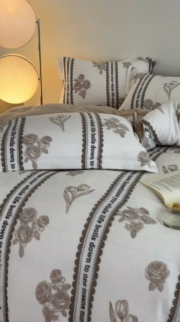 91家纺网 家纺一手货源 找家纺 启程家纺 2024新款A类牛奶绒轻奢大牌风四件套 花边字母花朵