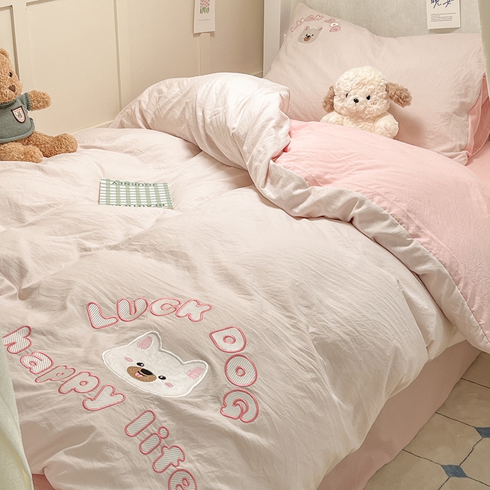 91家纺网 家纺一手货源 找家纺 梦舒羽 2025新款ins卡通可爱小狗刺绣水洗棉磨毛学生宿舍三件套居家四件套 小博美-少女粉