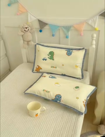 91家纺网 家纺一手货源 找家纺 2024新款A类133x72铂金全棉枕套枕头枕芯七彩童年系列 枕套+枕芯-棚拍图 小胖龙