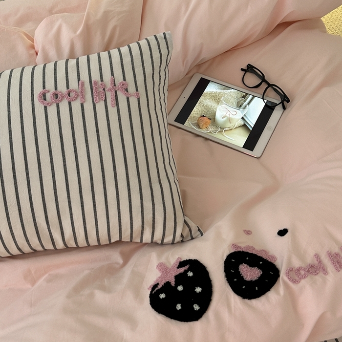 91家纺网 家纺一手货源 找家纺 洋铭区（原狠狠爱）2024新款水洗棉毛巾绣四件套 元气莓莓