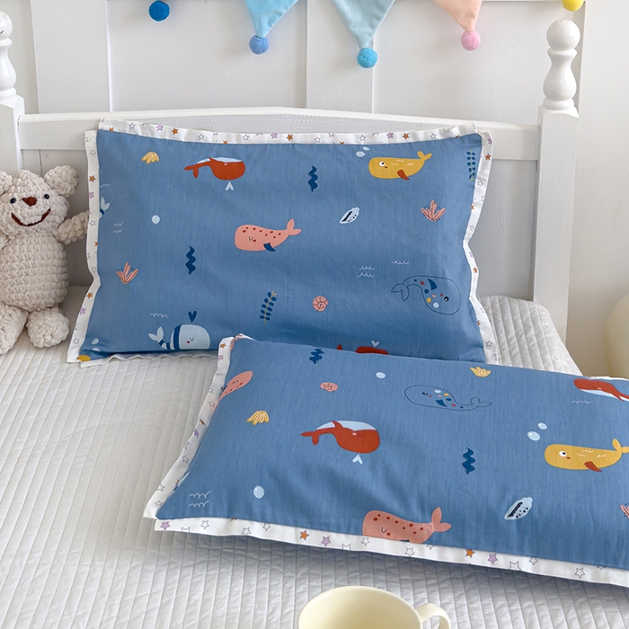 91家纺网 家纺一手货源 找家纺 2024新款A类133x72铂金全棉枕套枕头枕芯七彩童年系列 枕套+枕芯-棚拍图 小鲸鱼