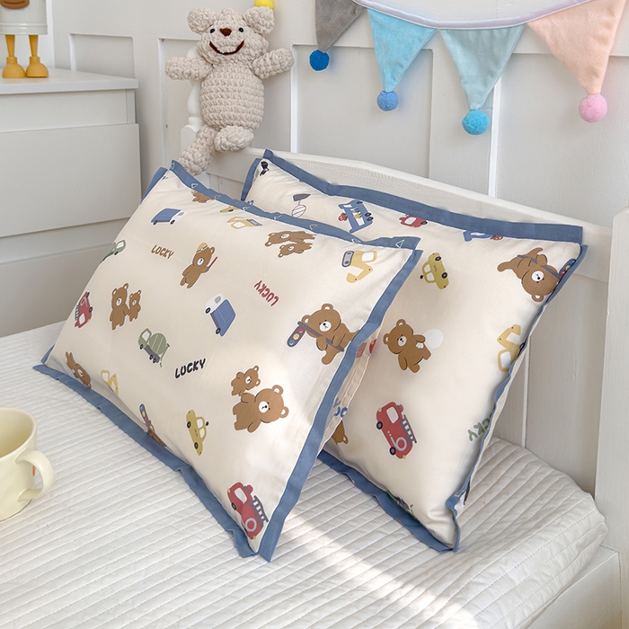 91家纺网 家纺一手货源 找家纺 2024新款A类133x72铂金全棉枕套枕头枕芯七彩童年系列 枕套+枕芯-棚拍图 熊熊旅行记