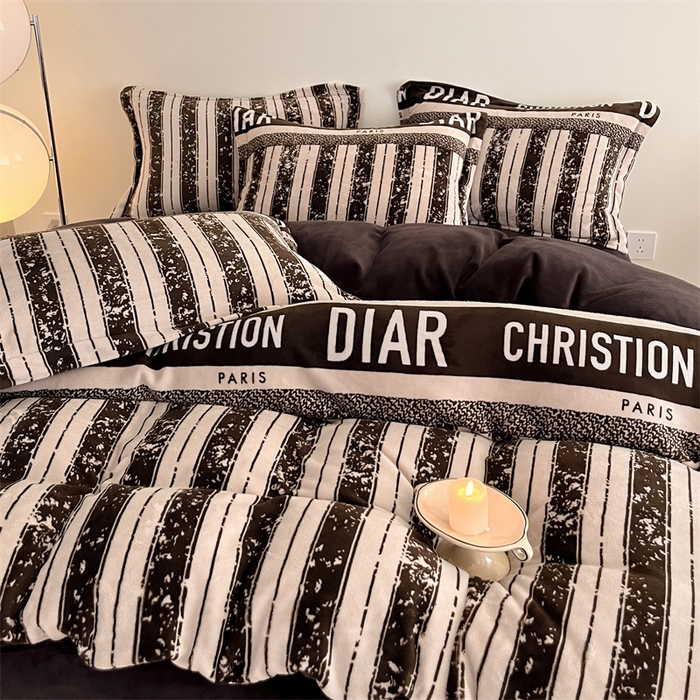 91家纺网 家纺一手货源 找家纺 启程家纺 2024新款A类牛奶绒轻奢大牌风四件套 泥点字母