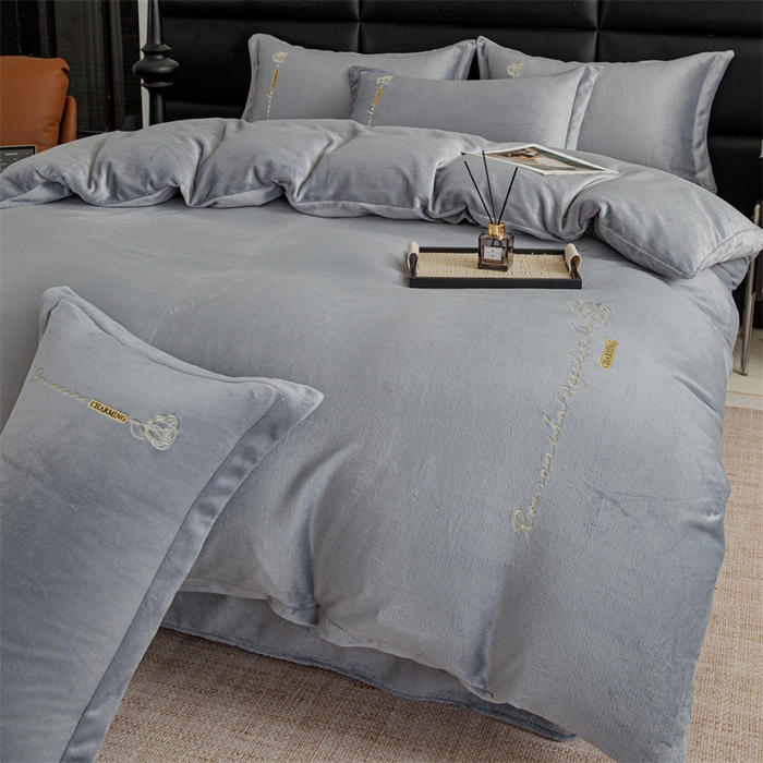 91家纺网 家纺一手货源 找家纺 神州川 2024直播爆款高克重保暖加厚纯色刺绣牛奶绒四件套-遇见-浅灰