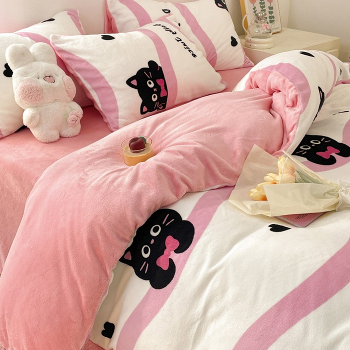 91家纺网 家纺一手货源 找家纺 莱米家纺 2024新款7斤重牛奶绒卡通小版四件套系列 波浪小猫