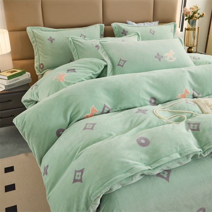 91家纺网 家纺一手货源 找家纺 优姿家纺 2025新款加厚全消光牛奶绒印花四件套 幸运草-绿