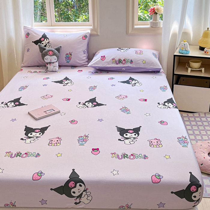 91家纺网 家纺一手货源 找家纺 博雅 2024新款三丽鸥卡通系列全棉印花床笠 草莓库洛米