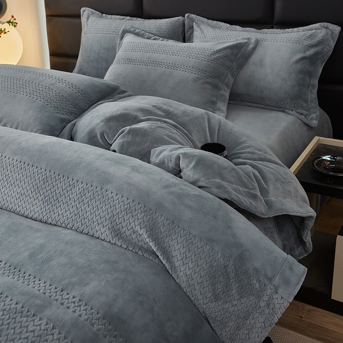 91家纺网 家纺一手货源 找家纺 绣女坊 2024新款雕花绒-大麦四件套 大麦-灰色