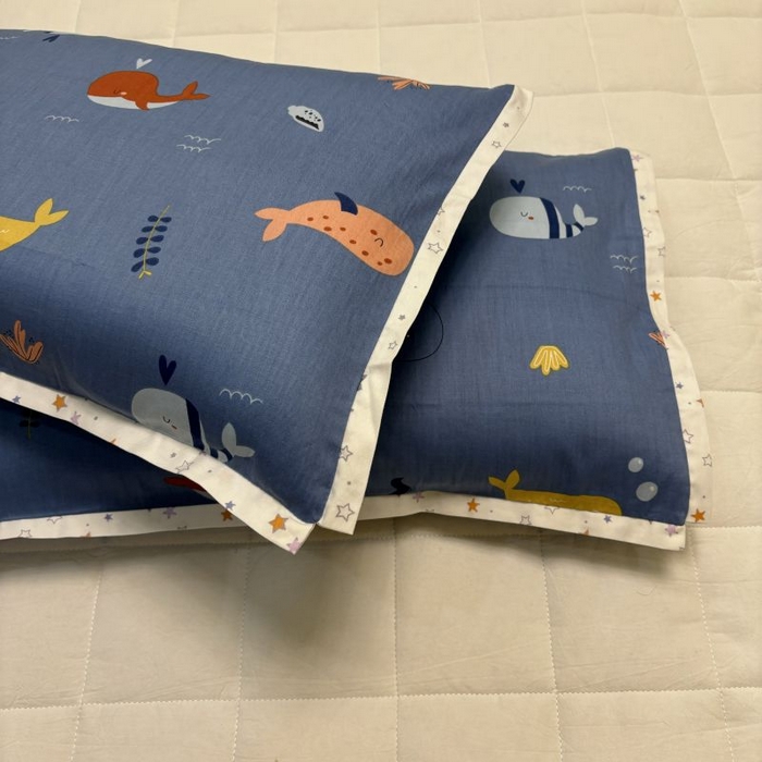 91家纺网 家纺一手货源 找家纺 2024新款A类133x72铂金全棉枕套枕头枕芯七彩童年系列 枕套+枕芯-实拍图 小鲸鱼