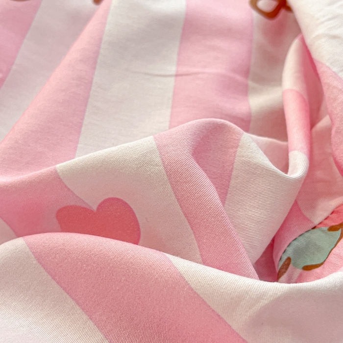 91家纺网 家纺一手货源 找家纺 博雅 2024新款三丽鸥卡通系列全棉印花床笠 草莓条纹美乐蒂