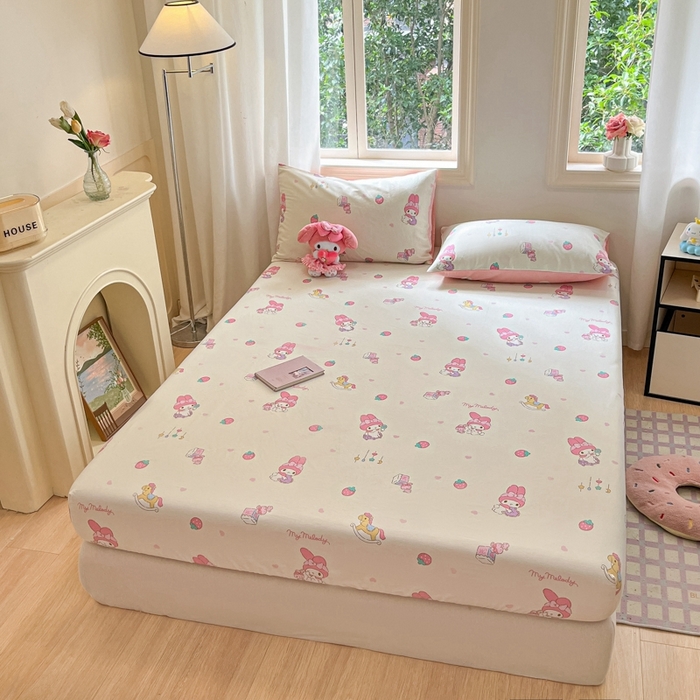 91家纺网 家纺一手货源 找家纺 博雅 2024新款三丽鸥卡通系列全棉印花床笠 游乐园木马美乐蒂