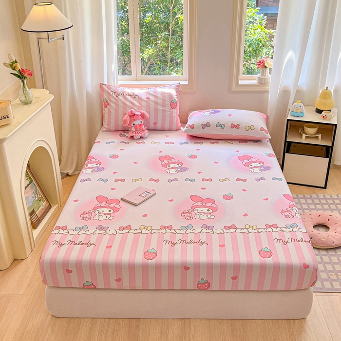 91家纺网 家纺一手货源 找家纺 博雅 2024新款三丽鸥卡通系列全棉印花床笠 草莓条纹美乐蒂