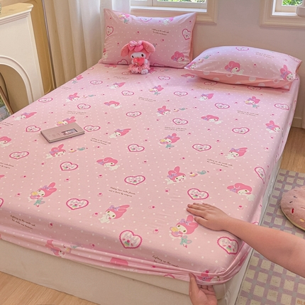 91家纺网 家纺一手货源 找家纺 博雅 2024新款三丽鸥卡通系列全棉印花床笠 粉色爱心美乐蒂