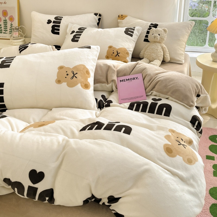 91家纺网 家纺一手货源 找家纺 莱米家纺 2024新款7斤重牛奶绒卡通小版四件套系列 可爱熊仔