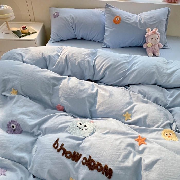 91家纺网 家纺一手货源 找家纺 葡萄家 2024新款毛巾绣水洗云朵棉萌系小怪兽四件套 小怪兽-天空蓝