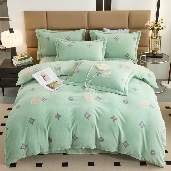 91家纺网 家纺一手货源 找家纺 优姿家纺 2025新款加厚全消光牛奶绒印花四件套 幸运草-绿