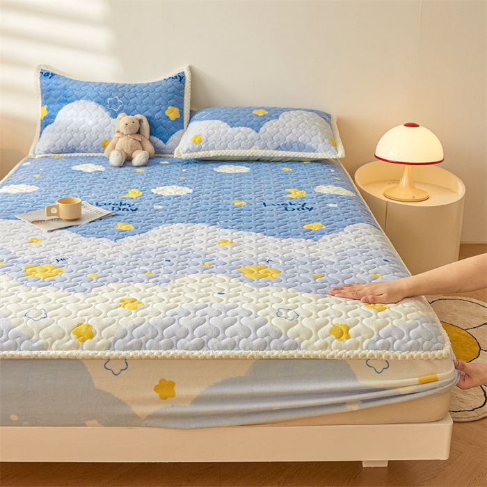 91家纺网 家纺一手货源 找家纺 兄弟坊 2024新款牛奶绒印花床护垫床笠 床垫保护套 云朵-床笠款