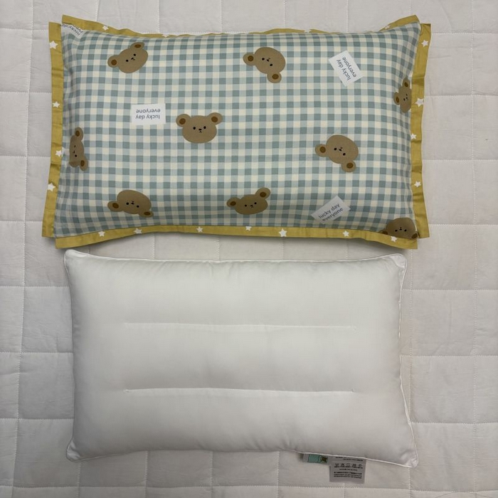 91家纺网 家纺一手货源 找家纺 2024新款A类133x72铂金全棉枕套枕头枕芯七彩童年系列 枕套+枕芯-实拍图 小熊贝拉