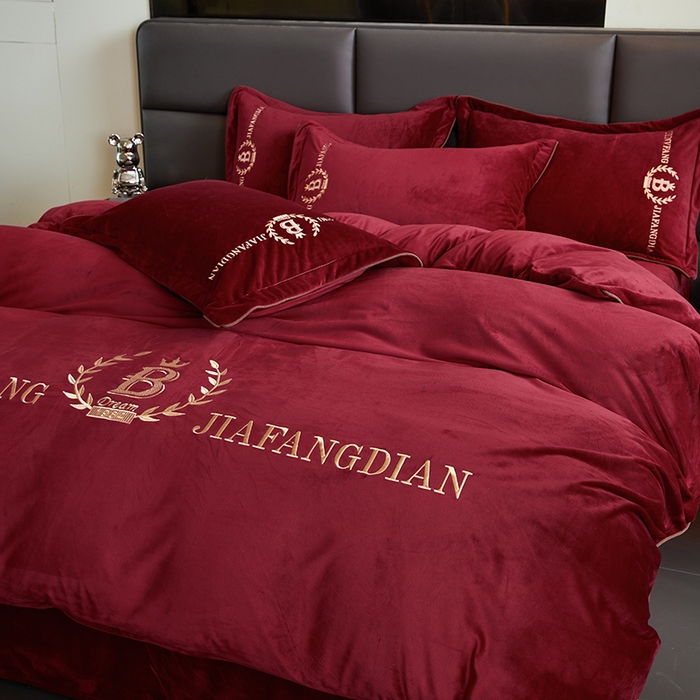 91家纺网 家纺一手货源 找家纺 绣女坊 2024新款高克重宝宝绒四件套 眷恋-酒红色