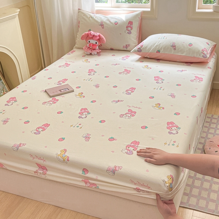 91家纺网 家纺一手货源 找家纺 博雅 2024新款三丽鸥卡通系列全棉印花床笠 游乐园木马美乐蒂