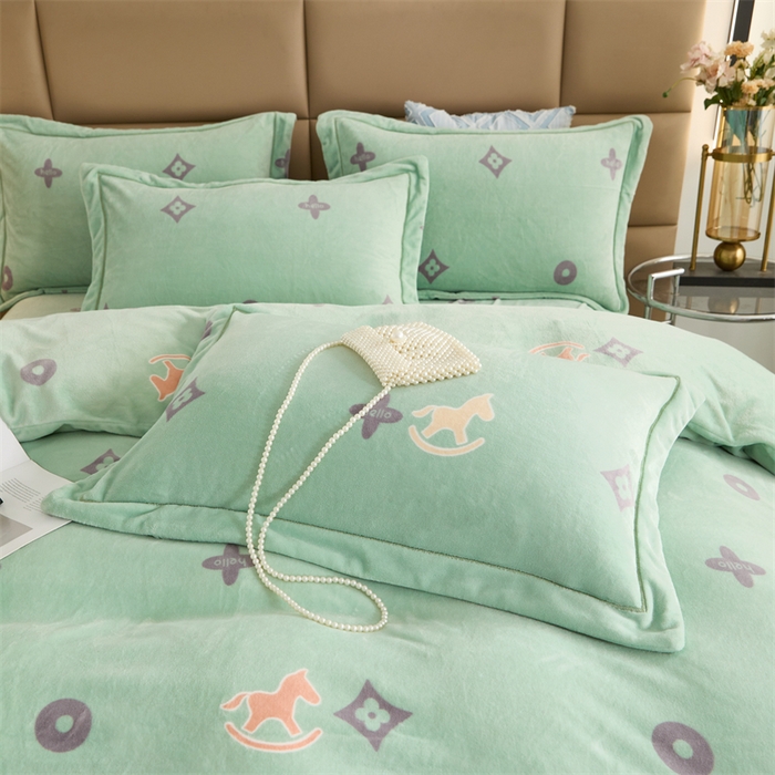 91家纺网 家纺一手货源 找家纺 优姿家纺 2025新款加厚全消光牛奶绒印花四件套 幸运草-绿