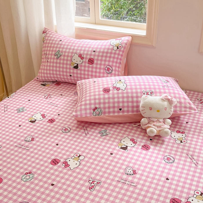 91家纺网 家纺一手货源 找家纺 博雅 2024新款三丽鸥卡通系列全棉印花床笠 小粉格KT