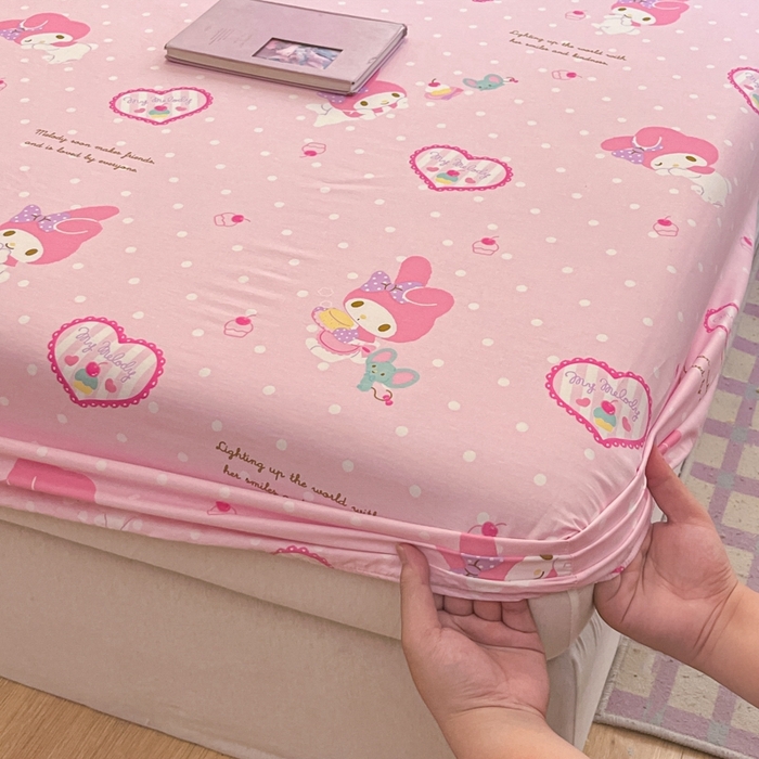 91家纺网 家纺一手货源 找家纺 博雅 2024新款三丽鸥卡通系列全棉印花床笠 粉色爱心美乐蒂